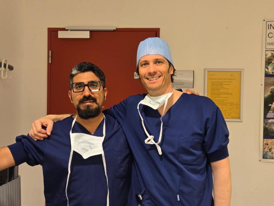 Dr. Baekelandt and Dr. Aalipour with their arms on each others shoulders