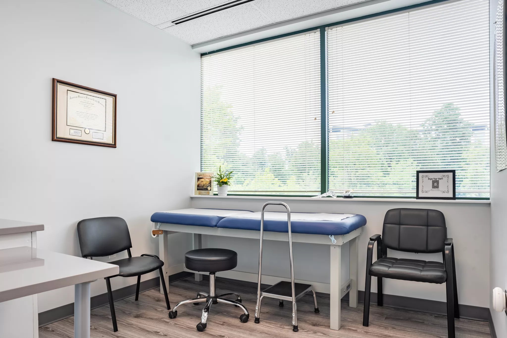 Seating and a patient table in a clinic room