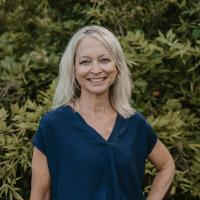 Sabra Beth Lowe's headshot