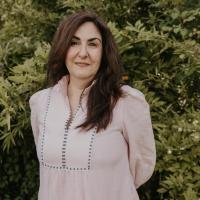 Elizabeth Nicholson's headshot