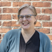 Mary Beth Holt's headshot